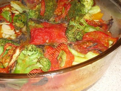 Брокколи запеченная с овощами